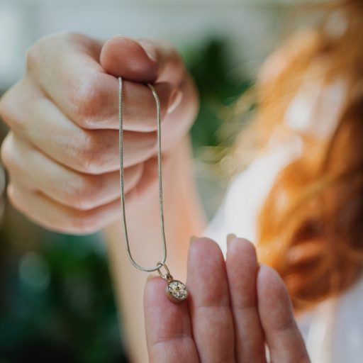 Egyedi alakú Arany Medál hamvakkal