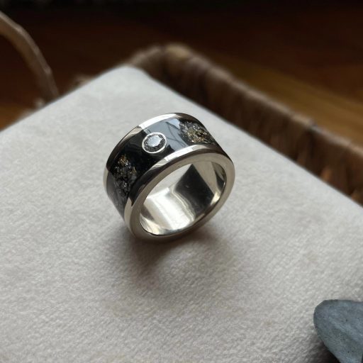 arany kegyeleti gyűrű hamvakkal vagy hajszállal, gyémánttal