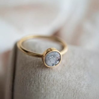   14k arany kör alakú kegyeleti gyűrű hamvakból vagy hajból készült kővel