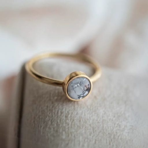 14k arany kör alakú kegyeleti gyűrű hamvakból vagy hajból készült kővel