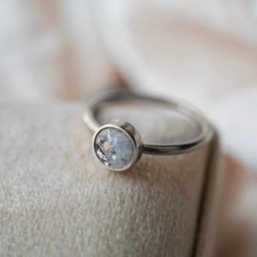 Kör alakú 925 ezüst kegyeleti gyűrű hamvakkal