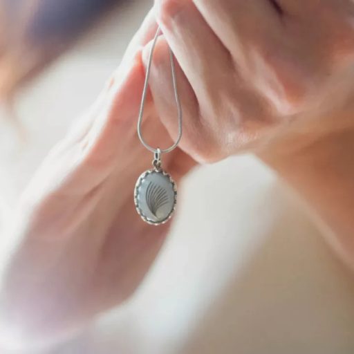 Fenséges koronás kegyeleti medál választható formával - 14k arany