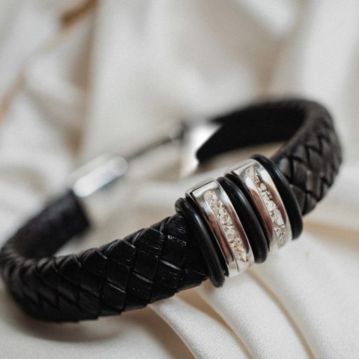 Fonott bőr karkötő - acél hamvakat őrző charmmal, acél csattal