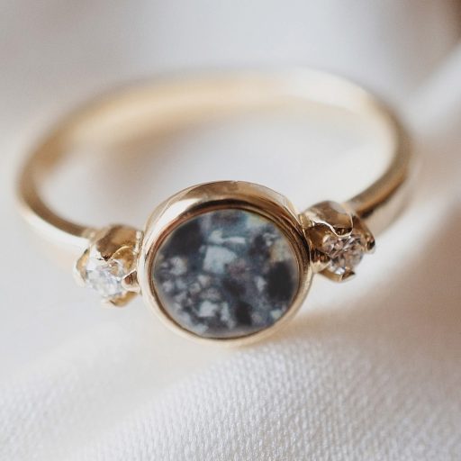 Kétcsillag ezüst kegyeleti gyűrű hamvakkal vagy hajszállal