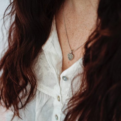 Szív alakú 925 ezüst medál hamvakkal