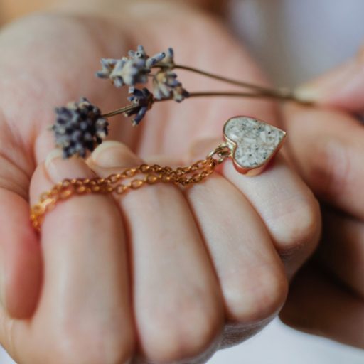 Szív alakú Arany Medál hamvakkal